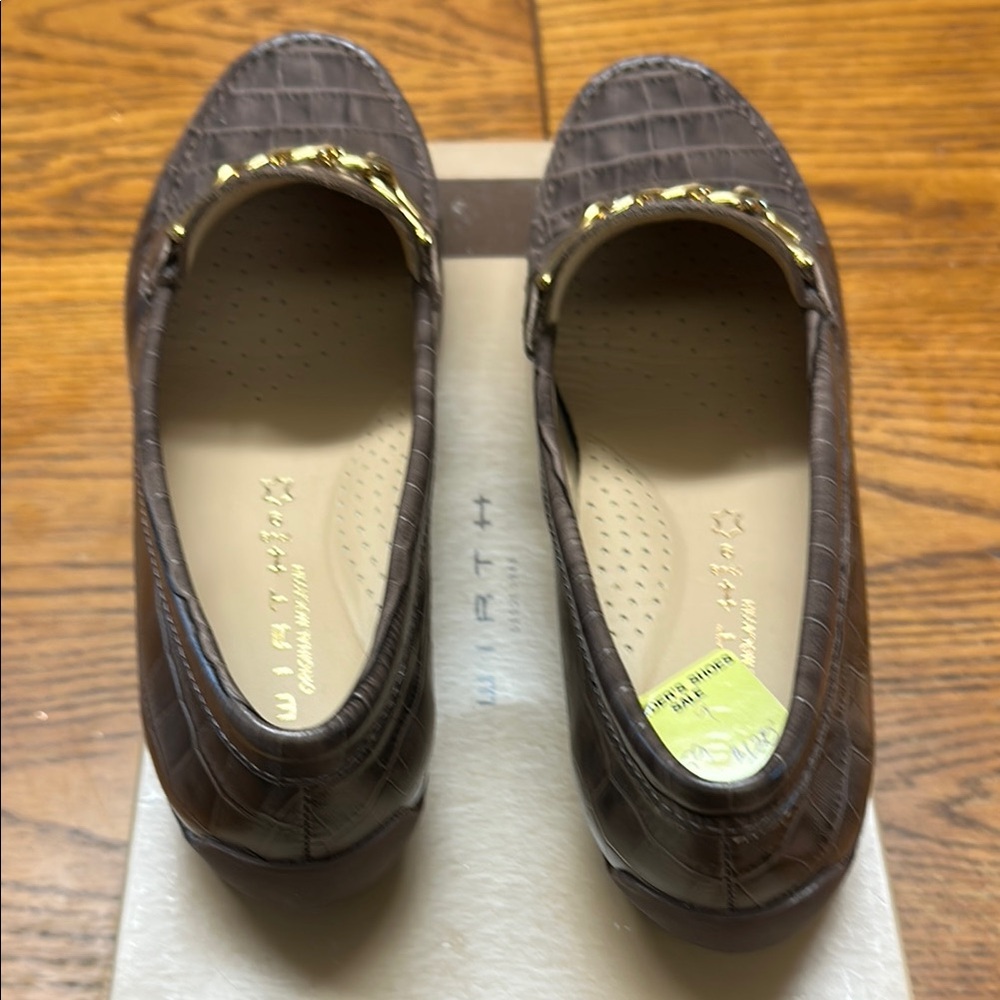 Gold Chain Brown Flats with Crocodile Pattern - Picture 3 of 7